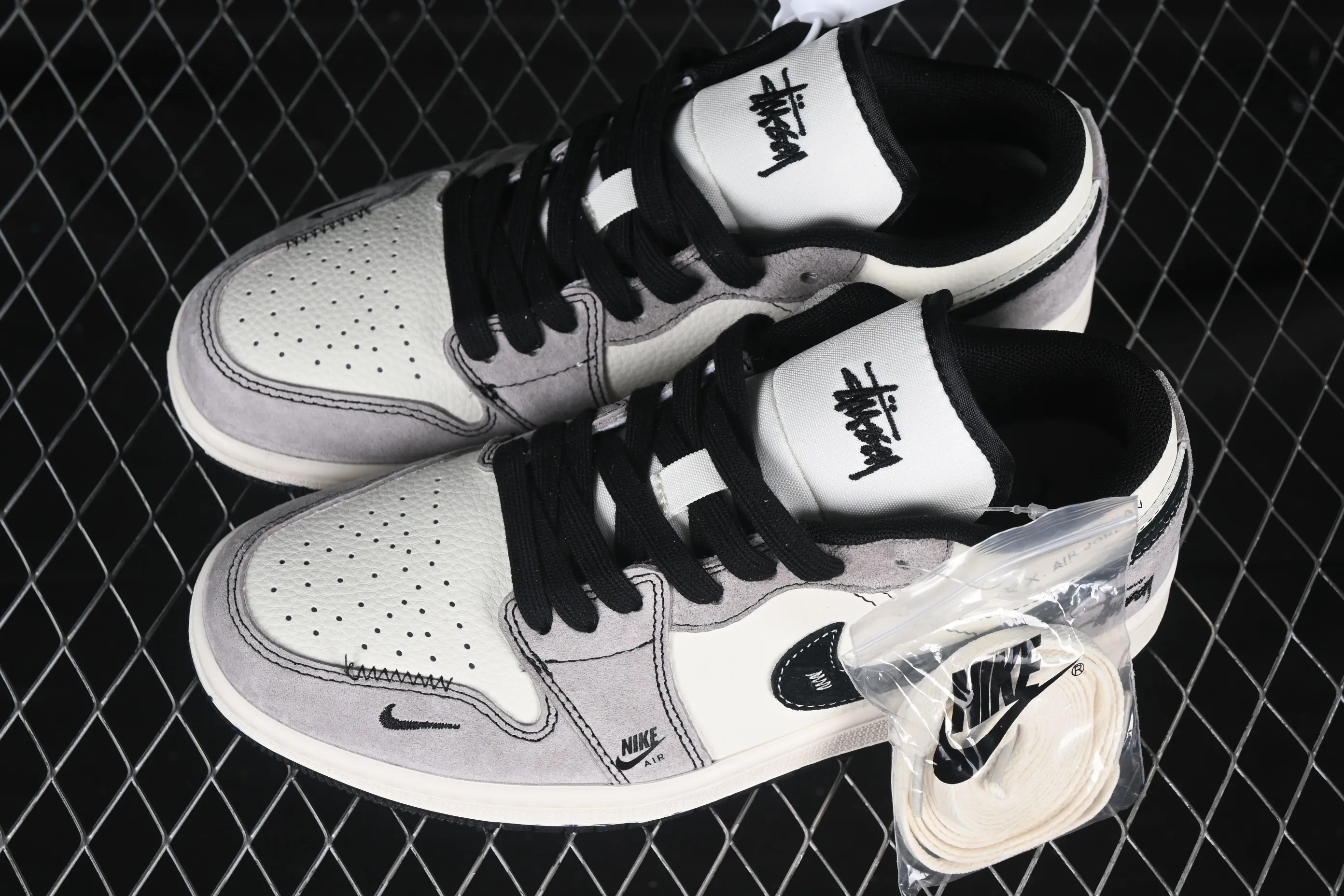 All Categories Air Jordan Jordan Series Basketball Shoes Air Jordan 1 Low High-end Customized Low-top Sneakers Air Jordan 1 Low AJ1 Joe 1 Stusi Supreme Joint Piggy Eight Black Hook High-end Customized Low-top Retro Basketball Shoes SJ9950-052
